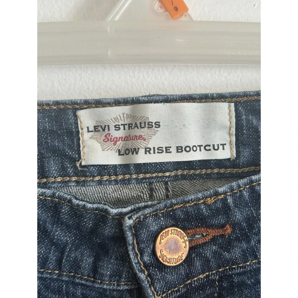 Levi's Signature Women's 10 Blue Dark Wash Low Rise Boot Cut Jeans 32 inseam - Picture 4 of 4
